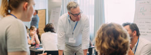 Stefan Wacker im Gespräch während eines Service Design Workshops